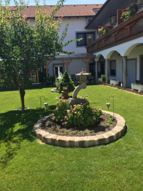  Gästehaus und Weinbau Zur Wiederkehr Strudler  Подерсдорф-Ам-Зе